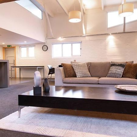 True New York Style Newmarket Loft Apartment โอ๊คแลนด์ ภายนอก รูปภาพ