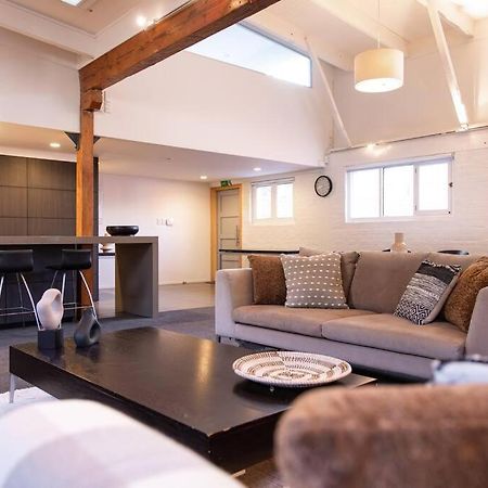 True New York Style Newmarket Loft Apartment โอ๊คแลนด์ ภายนอก รูปภาพ