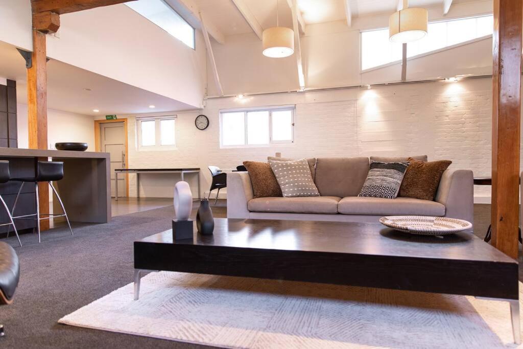 True New York Style Newmarket Loft Apartment โอ๊คแลนด์ ภายนอก รูปภาพ