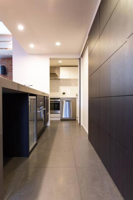 True New York Style Newmarket Loft Apartment โอ๊คแลนด์ ภายนอก รูปภาพ