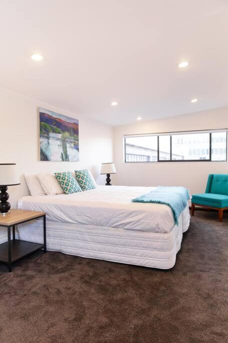True New York Style Newmarket Loft Apartment โอ๊คแลนด์ ภายนอก รูปภาพ