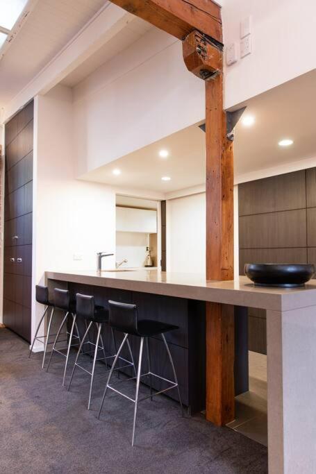 True New York Style Newmarket Loft Apartment โอ๊คแลนด์ ภายนอก รูปภาพ