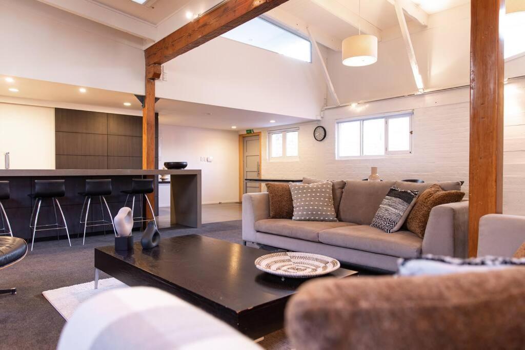 True New York Style Newmarket Loft Apartment โอ๊คแลนด์ ภายนอก รูปภาพ