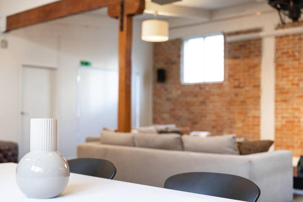 True New York Style Newmarket Loft Apartment โอ๊คแลนด์ ภายนอก รูปภาพ