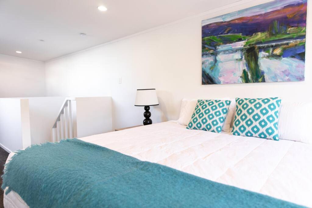 True New York Style Newmarket Loft Apartment โอ๊คแลนด์ ภายนอก รูปภาพ