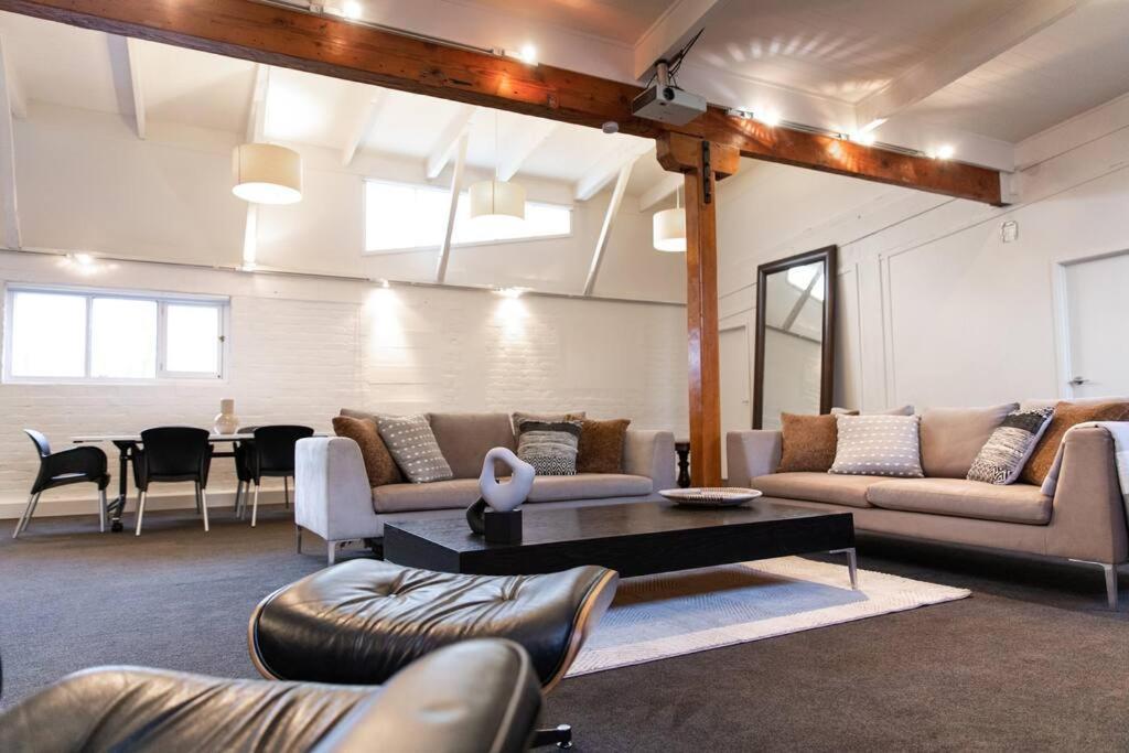 True New York Style Newmarket Loft Apartment โอ๊คแลนด์ ภายนอก รูปภาพ