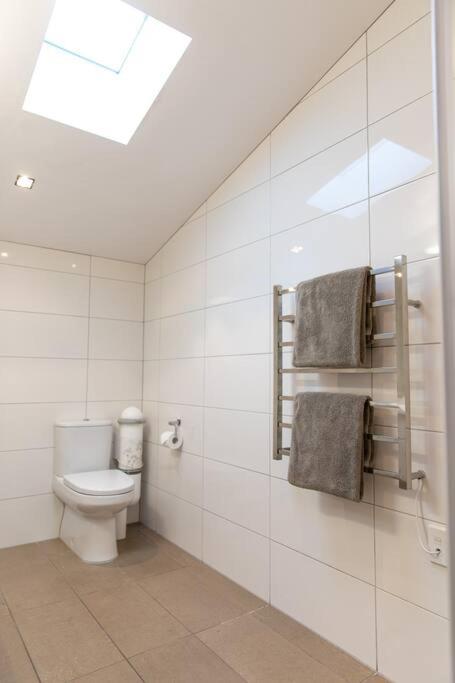 True New York Style Newmarket Loft Apartment โอ๊คแลนด์ ภายนอก รูปภาพ