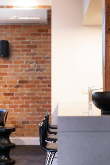 True New York Style Newmarket Loft Apartment โอ๊คแลนด์ ภายนอก รูปภาพ